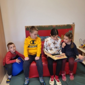Starejši berejo mlajšim – povezovanje skozi zgodbe Starejši berejo mlajšim – povezovanje skozi zgodbe