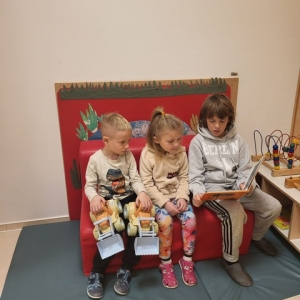 Starejši berejo mlajšim – povezovanje skozi zgodbe Starejši berejo mlajšim – povezovanje skozi zgodbe