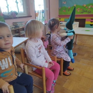 Zeleni škrat v oranžni igralnici