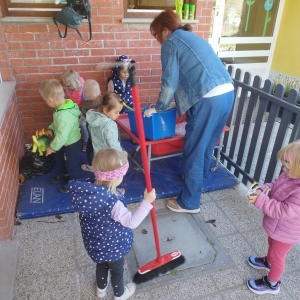 Zeleni škrat v oranžni igralnici