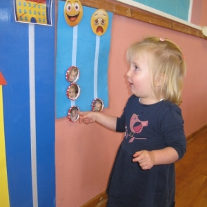 Piščanček Pik v beli igralnici