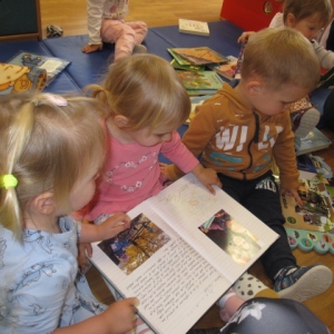 Bralne urice v beli igralnici